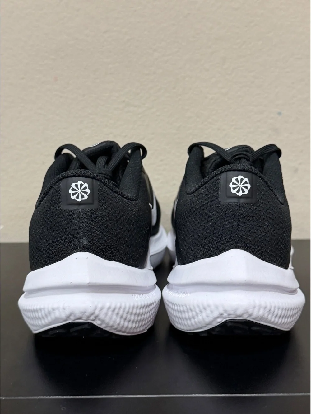Size 7.5 - Nike Winflo 10 “Black White”